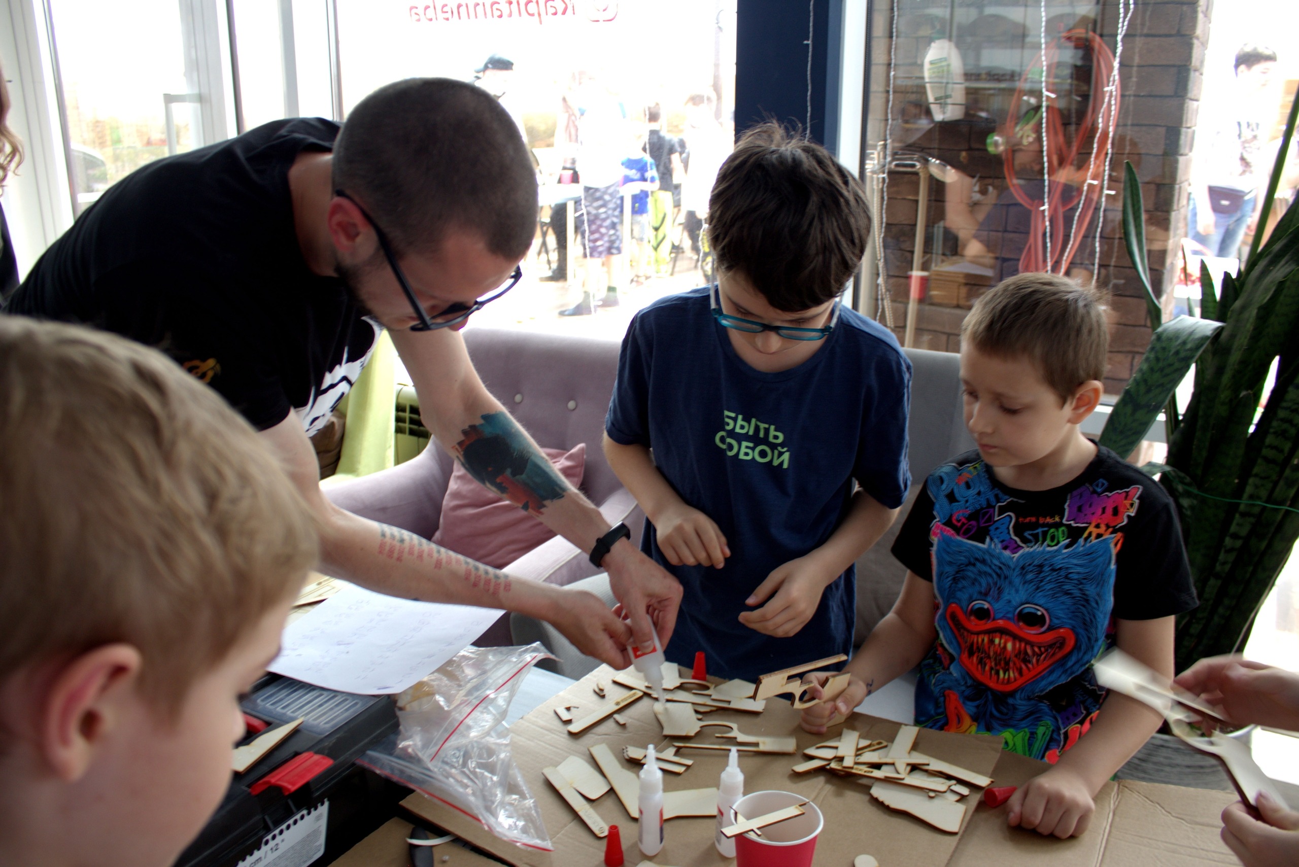Наставник помогает детям собирать проект