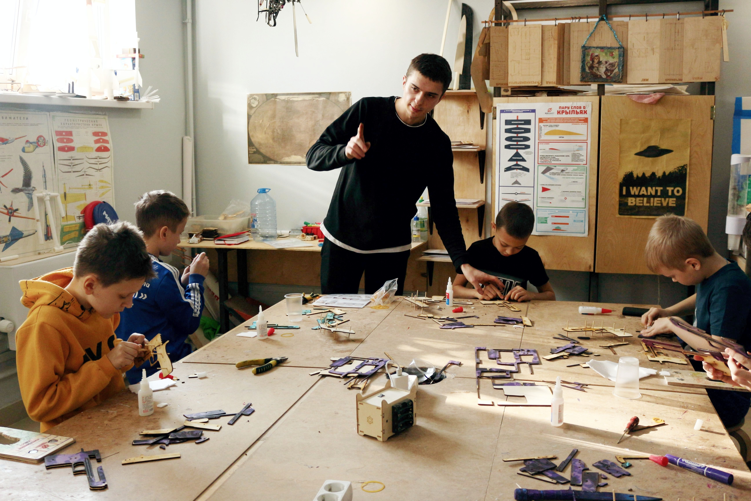 Занятия в мастерской ReLis: дети собирают проект вместе с наставником